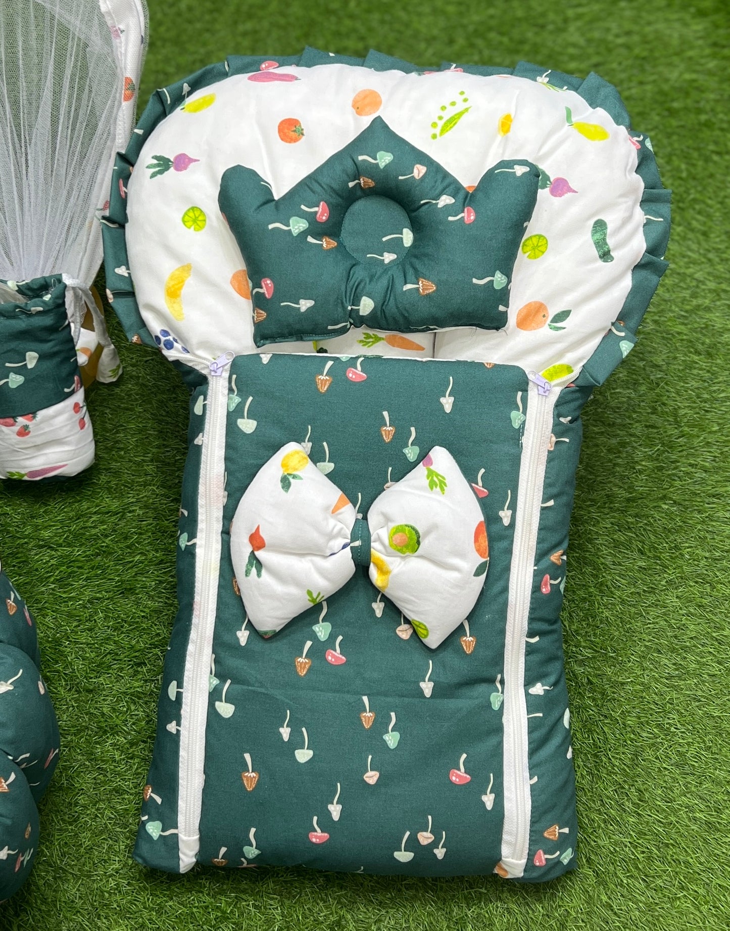 8pcs Royal Snuggle Bed Set. Comforts Oval Masterpiece - Green Garden