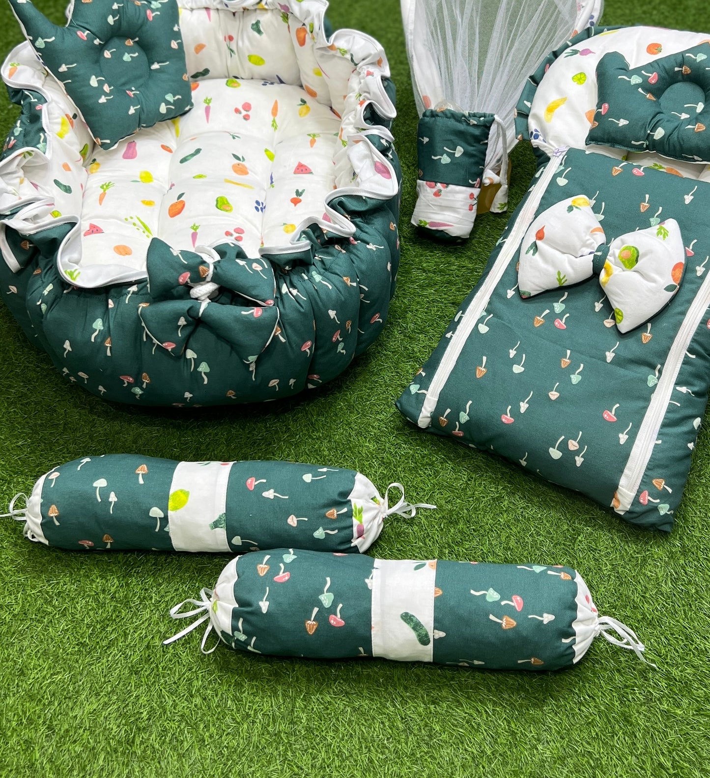 8pcs Royal Snuggle Bed Set. Comforts Oval Masterpiece - Green Garden