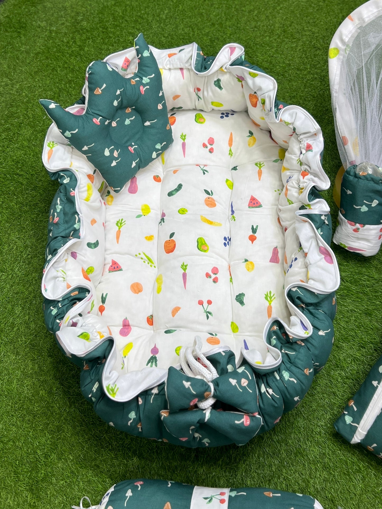 8pcs Royal Snuggle Bed Set. Comforts Oval Masterpiece - Green Garden