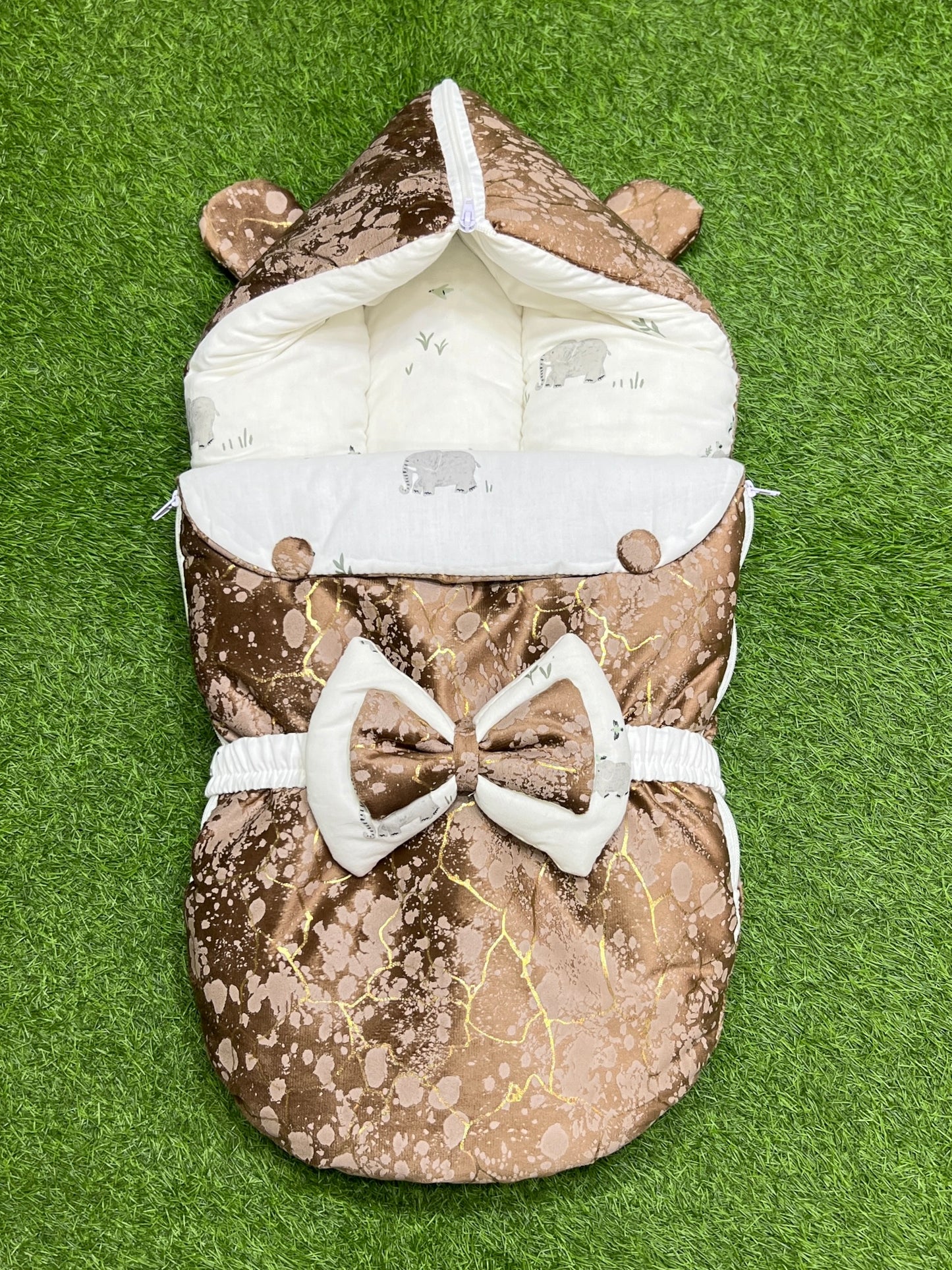 Luxury Bear Style Premium Velvet Hooded Carry Nest